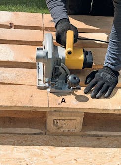 Stapla ved på pall: Såga till en pall Stapla ved på pall: Såga till en pall